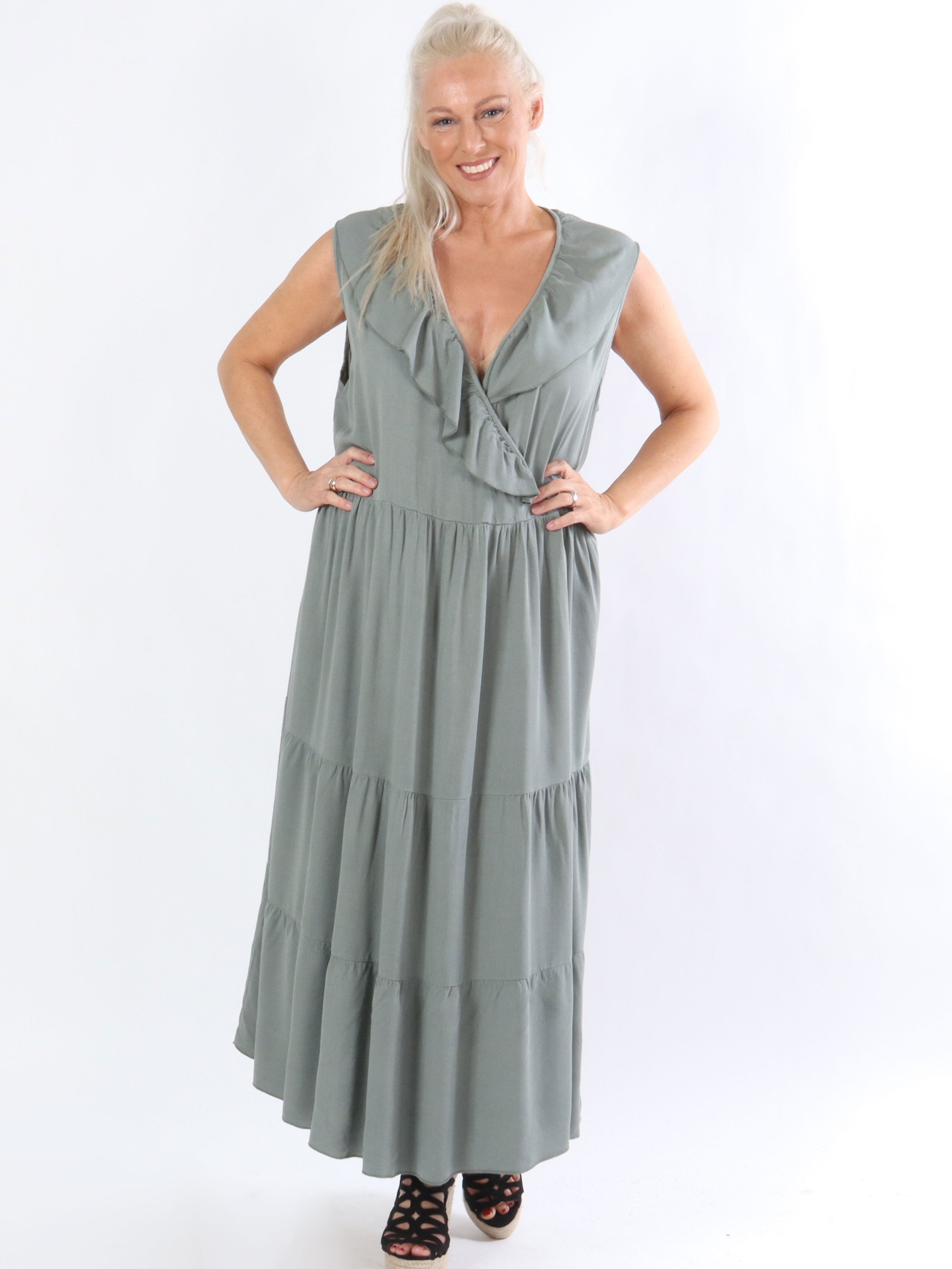 Fernanda - Kjole med flæsekant ved udskæringen